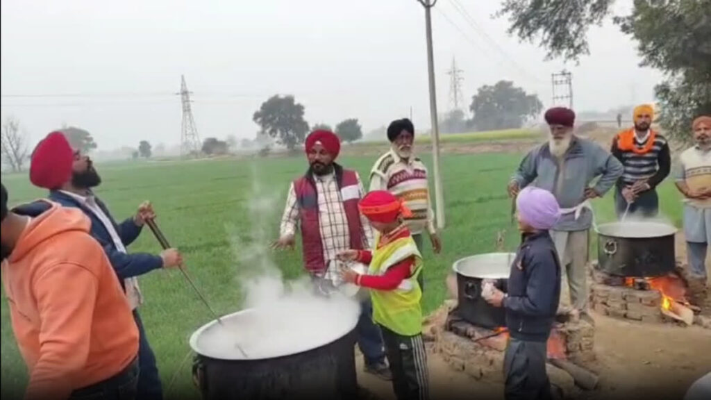 ਛੋਟੇ ਸਾਹਿਬਜ਼ਾਦਿਆਂ ਦੀ ਯਾਦ ‘ਚ ਨੌਜਵਾਨ 10 ਸਾਲਾਂ ਤੋਂ ਲਗਾ ਰਹੇ ਨੇ  ਲੰਗਰ