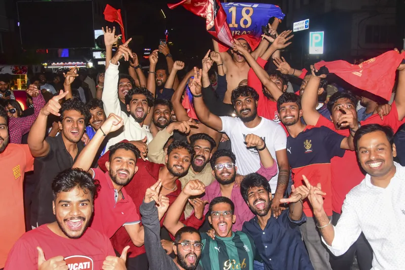 RCB ਦੀ ਜਿੱਤ ਤੋਂ ਬਾਅਦ ਬੰਗਲੂਰੂ ਬਣਿਆ ਲਾਲ ਸਮੁੰਦਰ