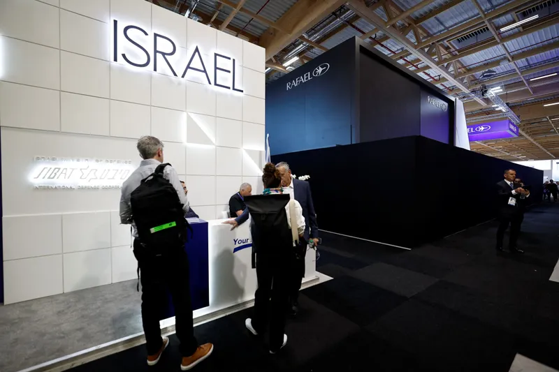 ਪੈਰਿਸ ਏਅਰ ਸ਼ੋਅ: ਇਜ਼ਰਾਇਲੀ ਪੰਡਾਲਾਂ ਦੁਆਲੇ ਕੀਤੀਆਂ ਕਾਲੀਆਂ ਕੰਧਾਂ