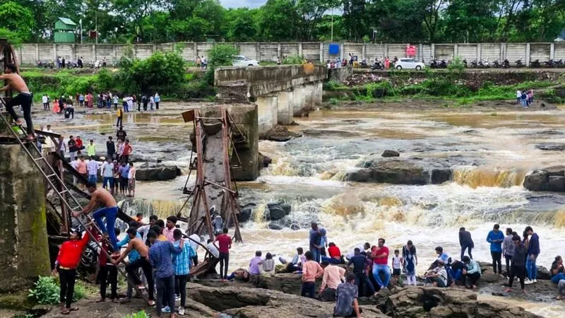 ਮਹਾਰਾਸ਼ਟਰ: Pune ਜ਼ਿਲ੍ਹੇ ਵਿੱਚ Indrayani river ’ਤੇ ਬਣਿਆ ਪੁਲ ਢਹਿਣ ਕਾਰਨ ਚਾਰ ਮੌਤਾਂ