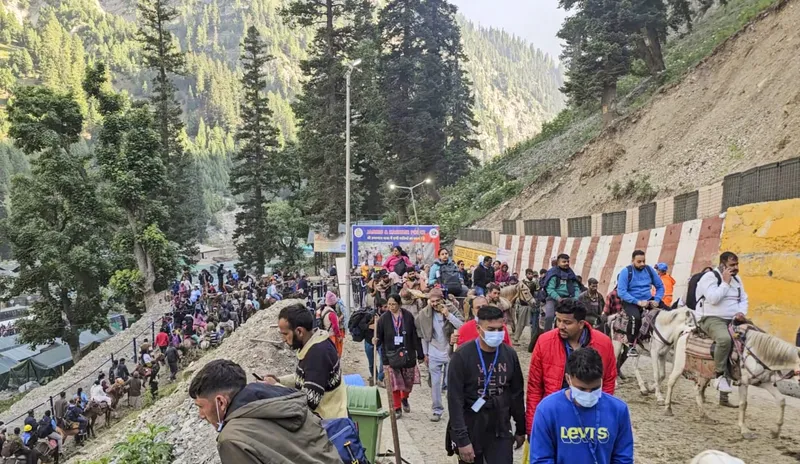 ਪਵਿੱਤਰ ਅਮਰਨਾਥ ਗੁਫ਼ਾ ਦੇ ਦਰਸ਼ਨਾਂ ਲਈ 6,400 ਹੋਰ ਸ਼ਰਧਾਲੂ ਰਵਾਨਾ