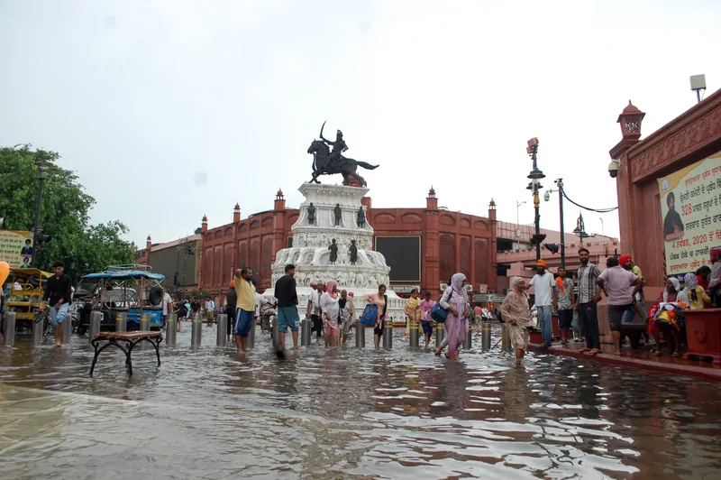 ਮੀਂਹ ਪੈਣ ਕਾਰਨ ਲੋਕਾਂ ਨੂੰ ਗਰਮੀ ਤੋਂ ਰਾਹਤ ਪਰ ਹੁੰਮਸ ਬਰਕਰਾਰ