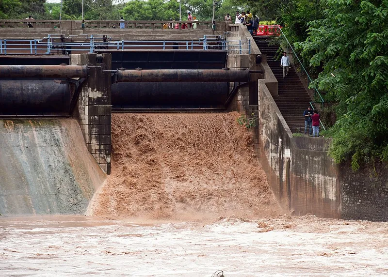 ਚੰਡੀਗੜ੍ਹ: ਪਾਣੀ ਦਾ ਪੱਧਰ ਵਧਣ ਕਾਰਨ ਸੁਖਨਾ ਝੀਲ ਦੇ ਫਲੱਡ ਗੇਟ ਖੋਲ੍ਹੇ