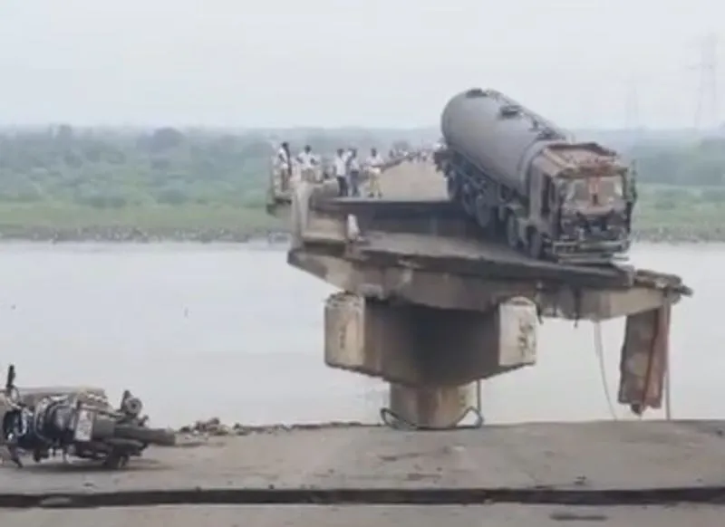 ਪੁਲ ਢਹਿਣ ਕਾਰਨ ਵਾਹਨ ਨਦੀ ਵਿੱਚ ਡਿੱਗੇ, ਤਿੰਨ ਮੌਤਾਂ