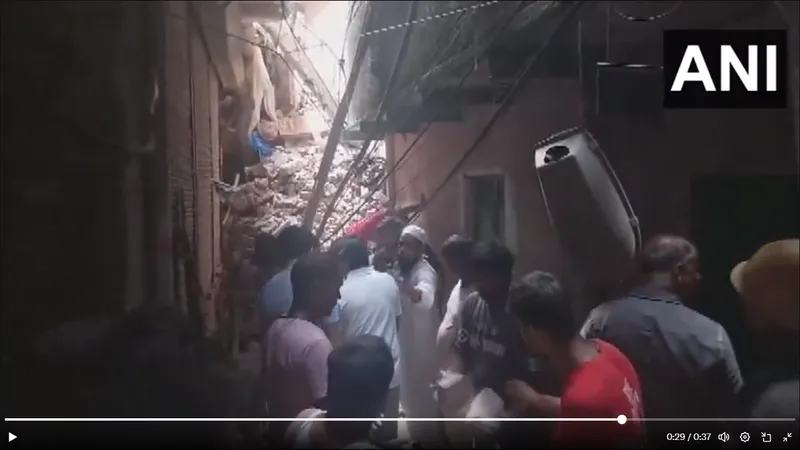 ਦਿੱਲੀ: 4 ਮੰਜ਼ਿਲਾ ਇਮਾਰਤ ਡਿੱਗੀ, ਕਈਆਂ ਦੇ ਫਸੇ ਹੋਣ ਦਾ ਖ਼ਦਸ਼ਾ
