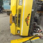 ਬਜਰੀ ਨਾਲ ਲੱਦੇ ਟਿੱਪਰ ਨੇ ਬੀਜਾ ਚੌਕ ’ਚ ਧਾਗਾ ਫੈਕਟਰੀ ਦੀ ਬੱਸ ਨੂੰ ਟੱਕਰ ਮਾਰੀ