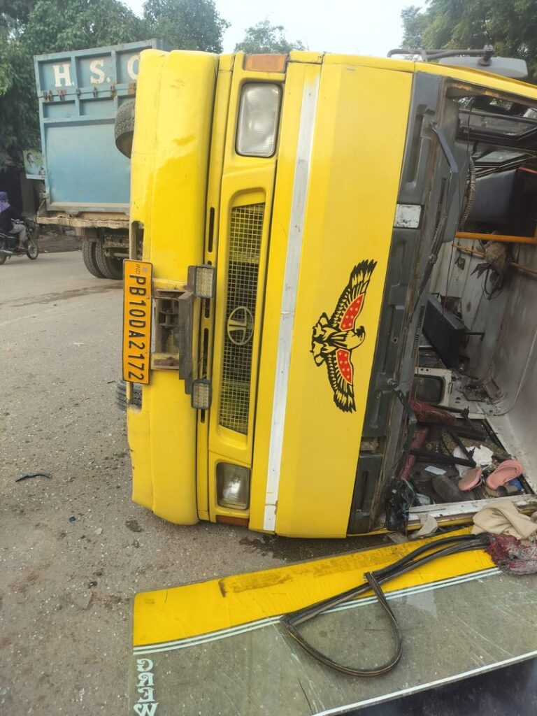 ਬਜਰੀ ਨਾਲ ਲੱਦੇ ਟਿੱਪਰ ਨੇ ਬੀਜਾ ਚੌਕ ’ਚ ਧਾਗਾ ਫੈਕਟਰੀ ਦੀ ਬੱਸ ਨੂੰ ਟੱਕਰ ਮਾਰੀ