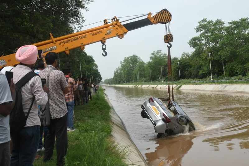 ਕਾਰ ਸਰਹਿੰਦ ਨਹਿਰ ’ਚ ਡਿੱਗੀ, ਸ਼ੀਸ਼ੇ ਤੋੜ ਕੇ 5 ਬੱਚਿਆਂ ਤੇ 3 ਮਹਿਲਾਵਾਂ ਸਣੇ 11 ਜਣੇ ਬਾਹਰ ਕੱਢੇ