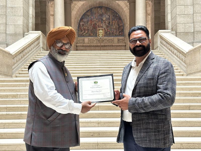 ਕੈਨੇਡਾ:ਮੈਨੀਟੋਬਾ ਸਰਕਾਰ ਦੇ ਮੰਤਰੀ ਮਿੰਟੂ ਸੰਧੂ ਵੱਲੋਂ ਉੱਘੇ ਸਮਾਜ ਸੇਵੀ ਦਾ ਸਨਮਾਨ