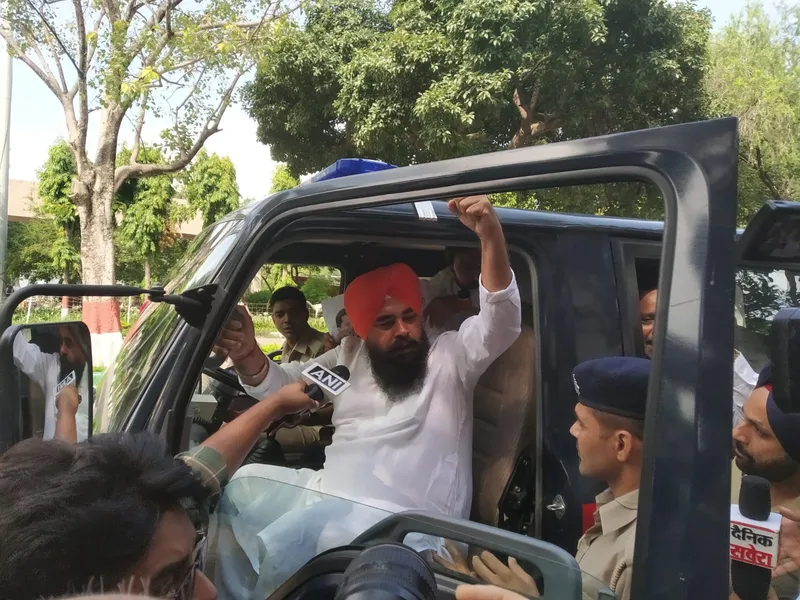 Special Assembly Session: ਸਾਬਕਾ ਵਿਧਾਇਕ ਅਮਰਜੀਤ ਸਿੰਘ ਸੰਦੋਆ ਵੱਲੋਂ ਵਿਧਾਨ ਸਭਾ ਦੇ ਬਾਹਰ ਪ੍ਰਦਰਸ਼ਨ