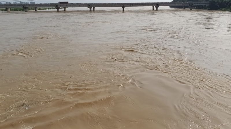 ਬਿਆਸ ਦਰਿਆ ’ਚ ਪਾਣੀ ਖ਼ਤਰੇ ਦੇ ਨਿਸ਼ਾਨ ਤੋਂ ਟੱਪਿਆ, ਨੇੜਲੇ ਪਿੰਡਾਂ ਤੇ ਖੇਤਾਂ ਵਿਚ ਹੋਇਆ ਜਲ-ਥਲ