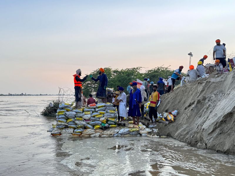 ਸਤਲੁਜ ਤੇ ਬਿਆਸ ਦਰਿਆਵਾਂ ’ਚ ਪਾਣੀ ਹੋਰ ਵਧਿਆ