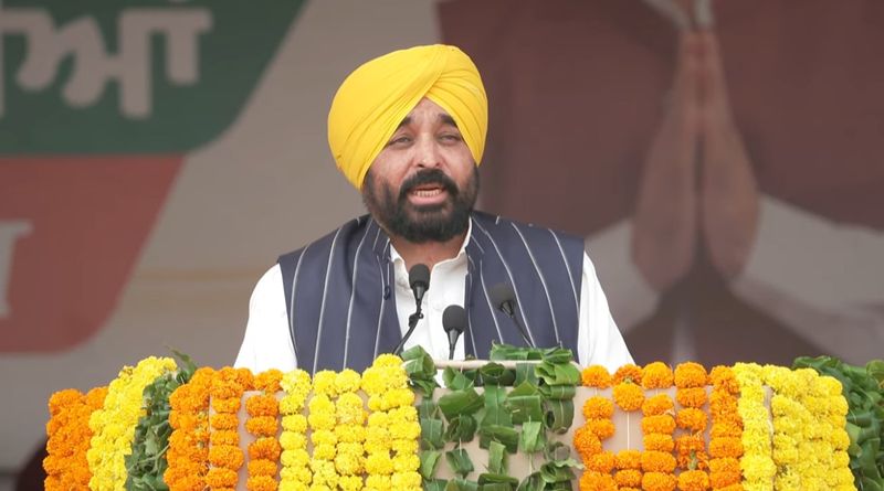 ਮੁੱਖ ਮੰਤਰੀ ਭਗਵੰਤ ਮਾਨ ਨੇ ਫਰੀਦਕੋਟ ਵਿੱਚ ਰਾਜ ਪੱਧਰੀ ਸਮਾਗਮ ਵਿੱਚ ਕੌਮੀ ਝੰਡਾ ਲਹਿਰਾਇਆ