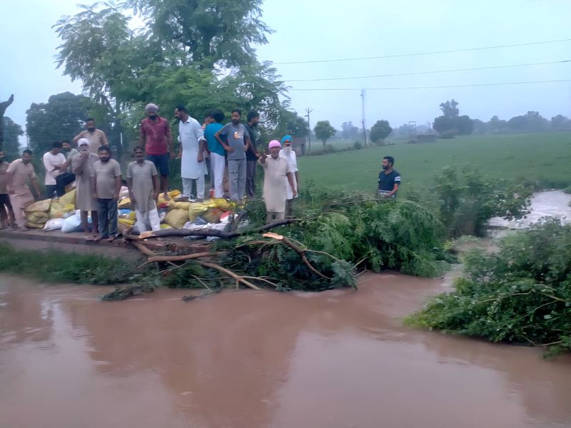 ਮਿੱਠੜੀ ਮਾਈਨਰ ਵਿਚ ਪਾੜ; ਨਹਿਰੀ ਵਿਭਾਗ ਗਾਇਬ, ਕਿਸਾਨਾਂ ਨੇ ਖ਼ੁਦ ਚਲਾਏ ਰਾਹਤ ਕਾਰਜ