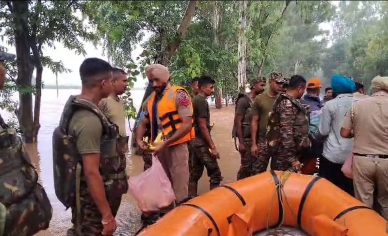 ਅਜਨਾਲਾ ਖੇਤਰ ਵਿਚ ਹੜ੍ਹ ’ਚ ਘਿਰੇ ਲੋਕਾਂ ਦੀ ਮਦਦ ਲਈ ਬਹੁੜੀ ਫੌਜ