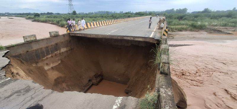 ਚੰਡੀਗੜ੍ਹ, ਮੁਹਾਲੀ, ਪੰਚਕੂਲਾ ਵਿੱਚ ਹੜ੍ਹਾਂ ਦੀ ਚੇਤਾਵਨੀ ਜਾਰੀ; ਘੱਗਰ ਨਦੀ ਦਾ ਪਾਣੀ ਵਧਿਆ, ਸੁਖਨਾ ਝੀਲ ਦੇ ਫਲੱਡ ਗੇਟ ਖੋਲ੍ਹੇ