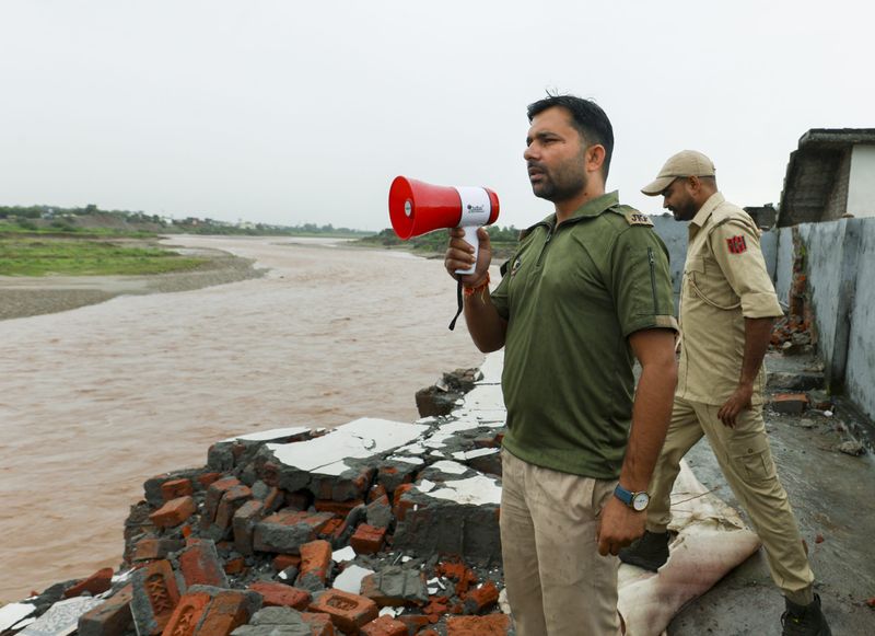ਮੀਂਹ ਤੇ ਢਿੱਗਾਂ ਡਿੱਗਣ ਕਰਕੇ ਜੰਮੂ ਸ੍ਰੀਨਗਰ ਕੌਮੀ ਸ਼ਾਹਰਾਹ ’ਤੇ ਆਵਾਜਾਈ ਮੁਅੱਤਲ