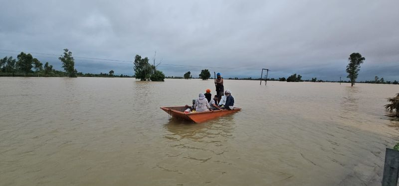 ਪੰਜਾਬ ਵਿੱਚ ਹੜ੍ਹਾਂ ਨਾਲ ਆਮ ਜਨ-ਜੀਵਨ ਲੀਹੋਂ ਲੱਥਾ, ਸੈਂਕੜੇ ਪਿੰਡਾਂ ਨਾਲ ਸੰਪਰਕ ਟੁੱਟਿਆ