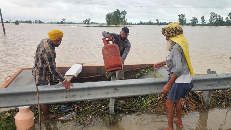 ਪੰਜਾਬ ਵਿੱਚ ਹੜ੍ਹਾਂ ਨੇ ਮਚਾਈ ਤਬਾਹੀ, ਸੈਂਕੜੇ ਪਿੰਡਾਂ ਦੇ ਲੋਕ ਘਰੋਂ ਬੇਘਰ