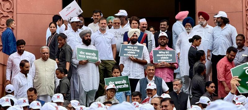 ਵਿਰੋਧੀ ਧਿਰ ਵੱਲੋਂ ਚੋਣ ਕਮਿਸ਼ਨ ਦੇ ਦਫ਼ਤਰ ਵੱਲ ਮਾਰਚ: ਰਾਹੁਲ ਗਾਂਧੀ ਤੇ ਪ੍ਰਿਯੰਕਾ ਗਾਂਧੀ ਨੂੰ ਹਿਰਾਸਤ ’ਚ ਲਿਆ