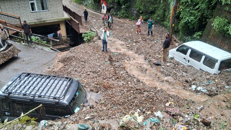 ਮੀਂਹ ਦਾ ਕਹਿਰ: ਹਿਮਾਚਲ ਪ੍ਰਦੇਸ਼ ਵਿਚ ਅਚਾਨਕ ਹੜ੍ਹ, 300 ਸੜਕਾਂ ਬੰਦ; ਦਿੱਲੀ ਵਿੱਚ ਪਾਣੀ ਭਰਿਆ