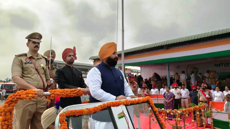ਮੋਗਾ ’ਚ ਸਿੱਖਿਆ ਮੰਤਰੀ ਹਰਜੋਤ ਸਿੰਘ ਬੈਂਸ ਨੇ ਲਹਿਰਾਇਆ ਤਿਰੰਗਾ