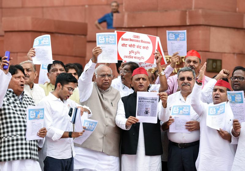 ਐੱਸਆਈਆਰ: ਇੰਡੀਆ ਗੱਠਜੋੜ ਵੱਲੋਂ ਸੰਸਦ ਦੇ ਬਾਹਰ ਮੁਜ਼ਾਹਰਾ