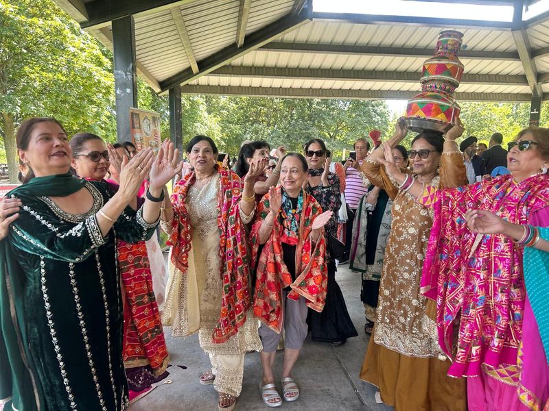 ਕੈਨੇਡਾ ਦੇ ਸੀਨੀਅਰ ਯੂਨੀਅਰ ਕਲੱਬ ਨੇ ਕਰਵਾਇਆ ਸਭਿਆਚਾਰਕ ਮੇਲਾ