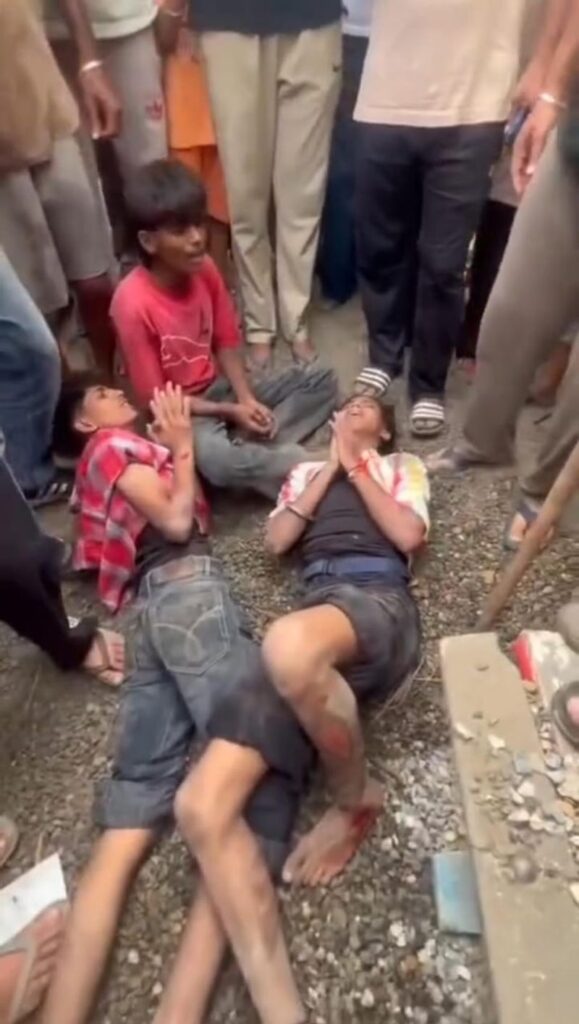 ਪਿੰਡ ਵਾਸੀਆਂ ਨੇ ਮੋਟਰ ਸਾਈਕਲ ਚੋਰੀ ਦੇ ਸ਼ੱਕ ’ਚ ਨੌਜਵਾਨਾਂ ਨੂੰ ਬੇਰਹਿਮੀ ਨਾਲ ਕੁੱਟਿਆ