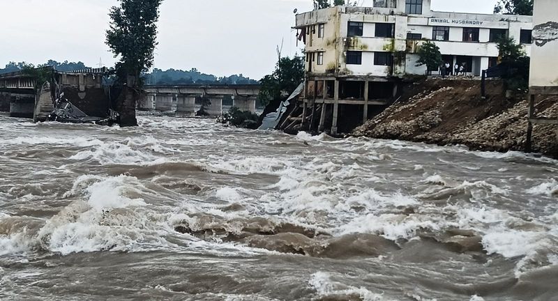 ਮਾਧੋਪੁਰ ਹੈੱਡਵਰਕਸ ’ਤੇ ਰਾਵੀ ਦਰਿਆ ਦੇ ਪਾਣੀ ਨੇ ਮੁਹਾਣ ਬਦਲਿਆ