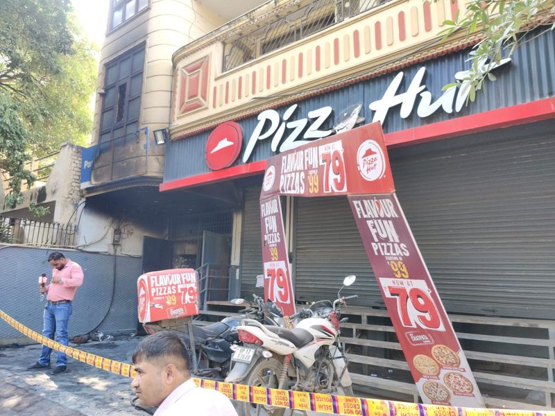 ਉੱਤਰ-ਪੂਰਬੀ ਦਿੱਲੀ ਦੇ ਯਮੁਨਾ ਵਿਹਾਰ ’ਚ ਪਿਜ਼ਾ ਹੱਟ ’ਚ ਅੱਗ ਲੱਗਣ ਨਾਲ ਪੰਜ ਜ਼ਖ਼ਮੀ