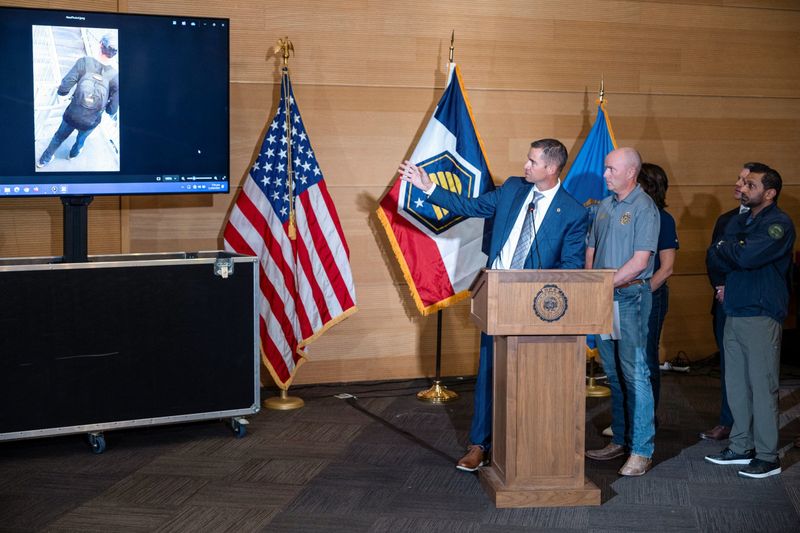 ਚਾਰਲੀ ਕਿਰਕ ਕਤਲ: ਜਾਂਚਕਰਤਾਵਾਂ ਨੂੰ ਹਥਿਆਰ ਮਿਲਿਆ, ਸ਼ੱਕੀ ਦੀਆਂ ਤਸਵੀਰਾਂ ਜਾਰੀ