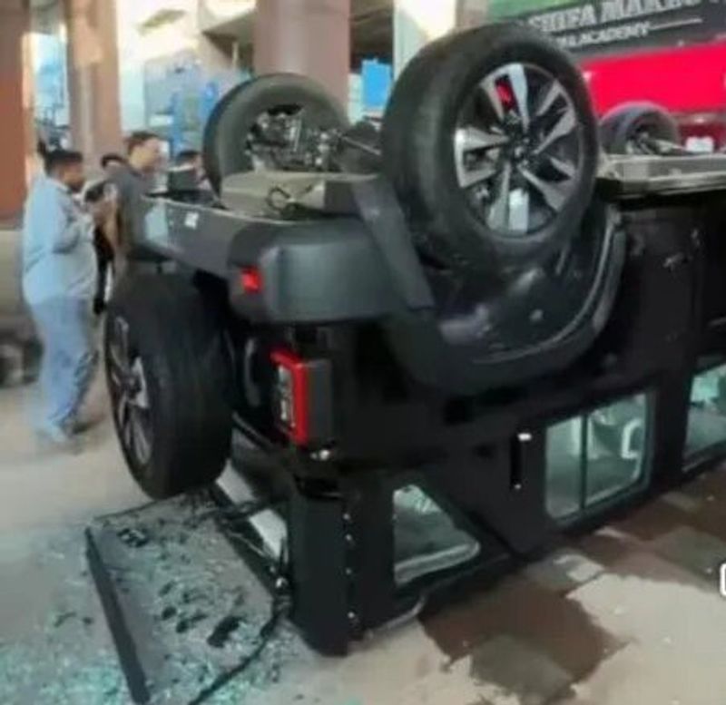 ‘ਟੋਟਕੇ’ ਦੇ ਚੱਕਰ ’ਚ ਨਵੀਂ ਥਾਰ ਗੱਡੀ ਸ਼ੋਅਰੂਮ ਦੀ ਪਹਿਲੀ ਮੰਜ਼ਿਲ ਤੋਂ ਹੇਠਾਂ ਡਿੱਗੀ