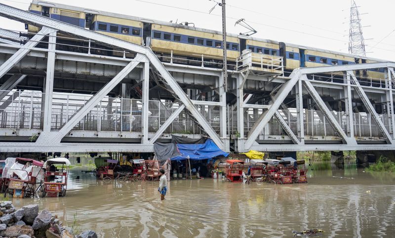 ਦਿੱਲੀ ਵਿਚ ਯਮੁਨਾ ਖ਼ਤਰੇ ਦੇ ਨਿਸ਼ਾਨ ਤੋਂ ਪਾਰ, ਮੰਡੀ ਅਤੇ ਕੁੱਲੂ ਵਿਚ 2000 ਵਾਹਨ ਫਸੇ