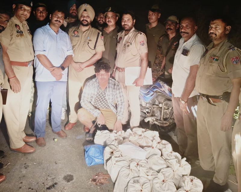 ਬੀਐੱਸਐੱਫ ਤੇ ਏਐੱਨਟੀਐੱਫ ਵੱਲੋਂ 25 ਕਿਲੋ ਹੈਰੋਇਨ ਅਤੇ ਪਿਸਤੌਲ ਸਮੇਤ ਇਕ ਕਾਬੂ