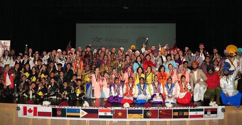 ਕੈਨੇਡਾ: ਵਿਨੀਪੈੱਗ ਵਿੱਚ ਸੱਭਿਆਰਚਾਰਕ ਪ੍ਰੋਗਰਾਮ ਦੌਰਾਨ ਲੋਕ ਝੂਮਣ ਲੱਗੇ