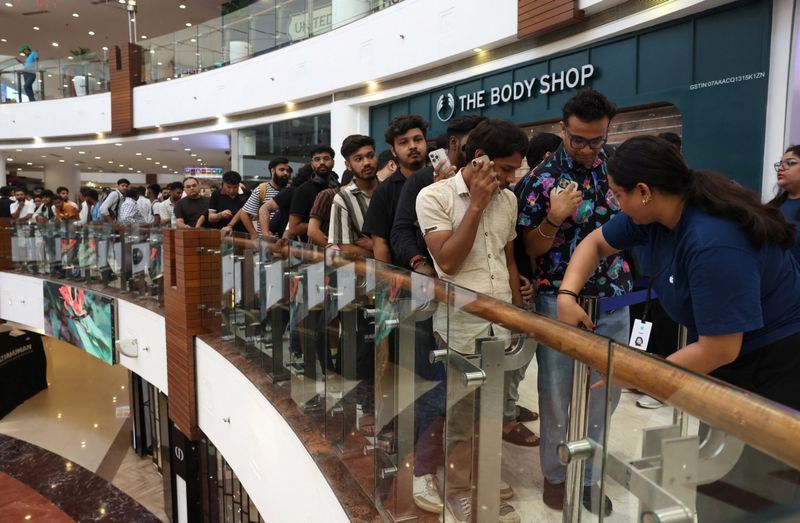 Iphone17 ਦੀ ਭਾਰਤ ’ਚ ਵਿਕਰੀ ਸ਼ੁੁਰੂ, ਦਿੱਲੀ ਤੇ ਮੁੰਬਈ ’ਚ ਸਟੋਰਾਂ ਦੇ ਬਾਹਰ ਲੱਗੀਆਂ ਕਤਾਰਾਂ