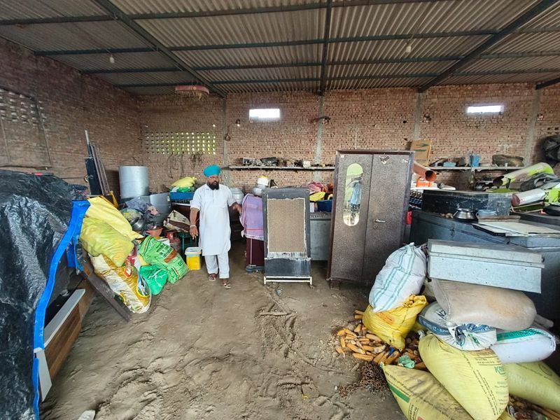 ਹੜ੍ਹਾਂ ਨਾਲੋਂ ਵੱਡਾ ਕਿਸਾਨ ਦਾ ਦਿਲ: ਪਰਮਜੀਤ ਸਿੰਘ ਨੇ ਘਰੋਂ ਬੇਘਰ ਹੋਏ ਲੋਕਾਂ ਲਈ ਆਪਣੇ ਦਰ ਖੋਲ੍ਹੇ