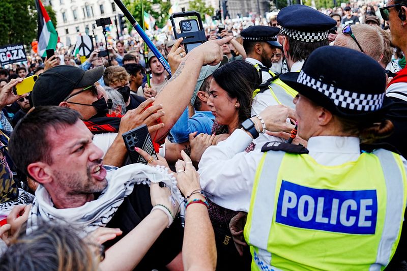 ਬਰਤਾਨੀਆ: ਸੰਸਦ ਦੇ ਬਾਹਰ ਪ੍ਰਦਰਸ਼ਨ ਕਰਦੇ 890 ਵਿਅਕਤੀ ਗ੍ਰਿਫ਼ਤਾਰ