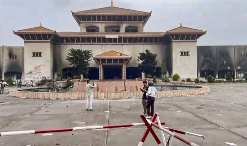 ਨੇਪਾਲੀ ਫੌਜ ਨੇ ਦੇਸ਼ ਭਰ ਵਿੱਚ ਪਾਬੰਦੀਆਂ ਅਤੇ ਕਰਫਿਊ ਲਾਗੂ ਕੀਤਾ