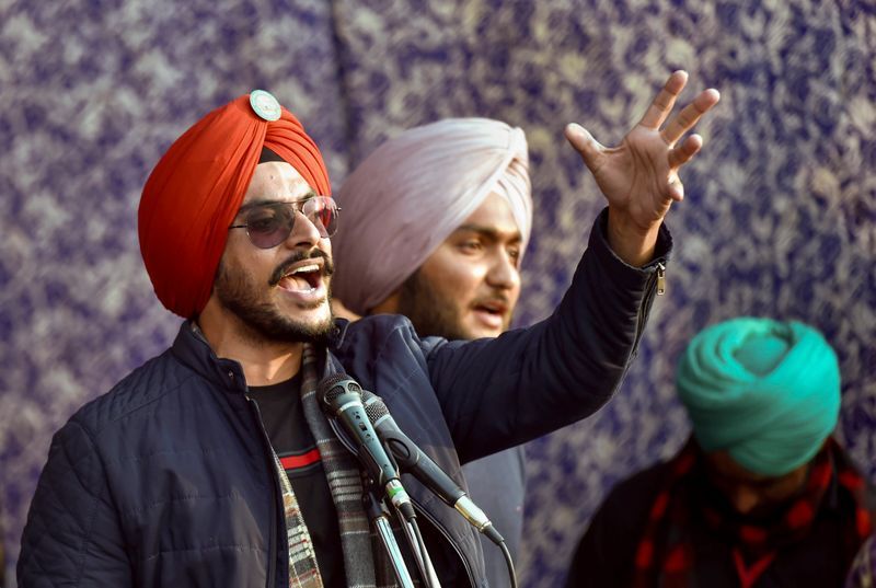 ਗਾਇਕ ਰਾਜਵੀਰ ਜਵੰਦਾ ਦੇ ਅੰਤਿਮ ਸੰਸਕਾਰ ਲਈ ਵੱਡੀ ਗਿਣਤੀ ਪ੍ਰਸ਼ੰਸਕ ਪਿੰਡ ਕੋਠਾ ਪੋਨਾ ਪੁੱਜੇ