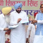 ਕੇਂਦਰੀ ਖੇਤੀ ਮੰਤਰੀ ਨੇ ਹੜ੍ਹ ਪੀੜਤਾਂ ਨੂੰ ਮੁਆਵਜ਼ਾ ਵੰਡਿਆ