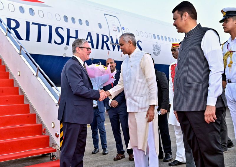 ਬਰਤਾਨਵੀ ਪ੍ਰਧਾਨ ਮੰਤਰੀ ਕੀਰ ਸਟਾਰਮਰ ਭਾਰਤ ਦੀ ਦੋ ਰੋਜ਼ਾ ਫੇਰੀ ਲਈ ਮੁੰਬਈ ਪੁੱਜੇ