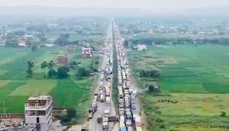 ਬਿਹਾਰ ਵਿਚ 65 ਕਿਲੋਮੀਟਰ ਲੰਮਾ ਜਾਮ, ਦਿੱਲੀ ਕੋਲਕਾਤਾ ਹਾਈਵੇਅ ’ਤੇ ਚਾਰ ਦਿਨਾਂ ਤੋਂ ਫਸੇ ਕਈ ਵਾਹਨ; ਦੇਖੋ ਵੀਡੀਓ