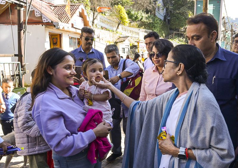 ਆਲੋਚਨਾ ਦੀ ਥਾਂ ਸੰਕਟ ਸਮੇਂ ਲੋਕਾਂ ਦੀ ਮਦਦ ਕਰਨਾ ਜ਼ਰੂਰੀ: ਮਮਤਾ