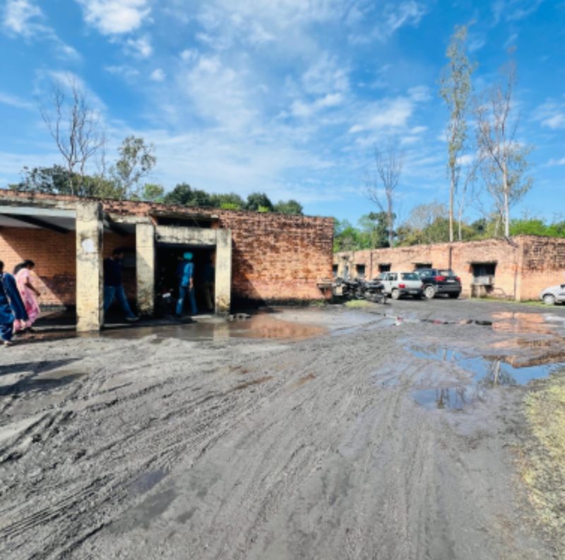 ਸੁਆਹ ਦੇ ਚਿੱਕੜ ਤੋਂ ਲੇਖਾ ਦਫ਼ਤਰ ਦੇ ਮੁਲਾਜ਼ਮ ਪ੍ਰੇਸ਼ਾਨ