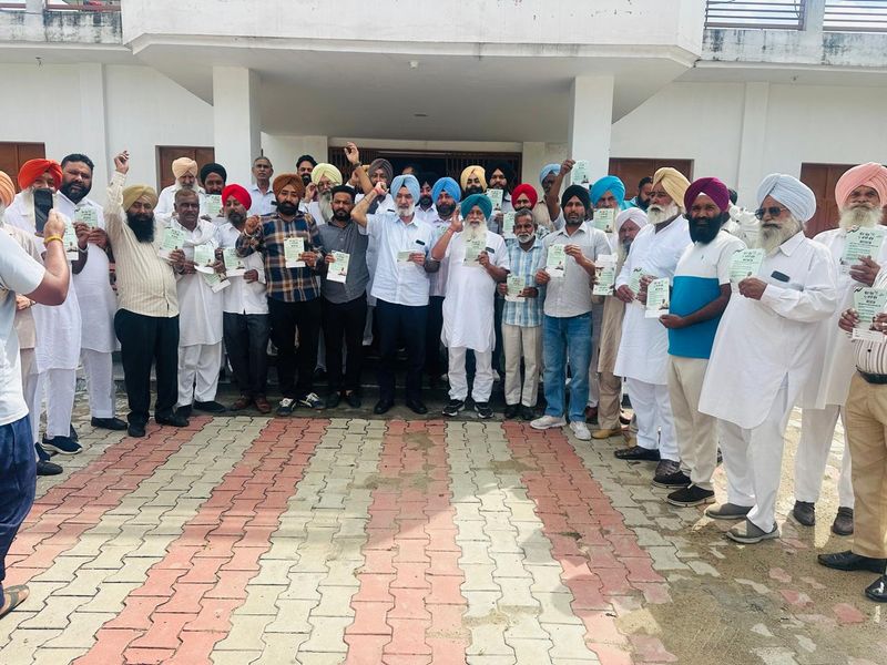 ‘ਵੋਟ ਚੋਰ, ਗੱਦੀ ਛੋੜ ’ਮੁਹਿੰਮ ਤਹਿਤ ਫਾਰਮ ਵੰਡੇ