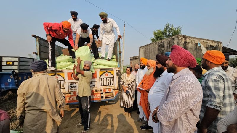 ਹੜ੍ਹ ਪ੍ਰਭਾਵਿਤ ਇਲਾਕੇ ਬਾਊਪੁਰ ਮੰਡ ’ਚ ਕਿਸਾਨਾਂ ਨੂੰ ਖਾਦ ਤੇ ਕਣਕ ਦਾ ਬੀਜ ਵੰਡਿਆ
