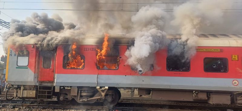 Garib Rath fire: ਅੰਮ੍ਰਿਤਸਰ-ਸਹਰਸਾ ਜਾ ਰਹੀ ਗੱਡੀ ਦੇ ਏਸੀ ਕੋਚ ਵਿੱਚ ਅੱਗ ਲੱਗੀ, 1 ਜ਼ਖਮੀ