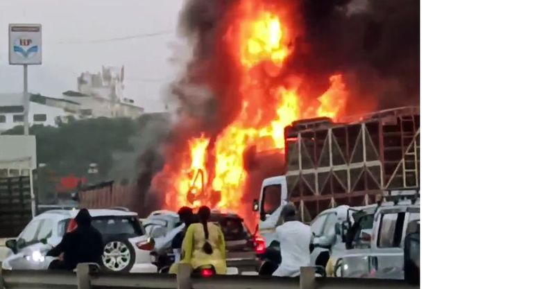 ਪੁਣੇ ਵਿੱਚ ਦੋ ਟਰੱਕਾਂ ਨੂੰ ਅੱਗ; ਟਰੱਕਾਂ ਦਰਮਿਆਨ ਫਸੀ ਕਾਰ; 8 ਹਲਾਕ